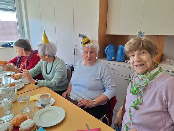 Ein bundes, lustiges und geselliges Faschingstreiben am Dienstag des Senioren Pfarrkaffee am 13.02.24 / Brigitte Peßl Ein bundes, lustiges und geselliges Faschingstreiben am Dienstag des Senioren Pfarrkaffee am 13.02.24